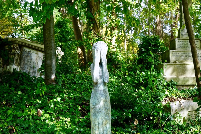 Londýnský hřbitov Highgate je tak zarostlý, že připomíná les. Proslavil ho román Drákula od Brama Stokera. A údajně tam lovci upírů na tyto bytosti narazili...