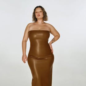 Model značka prodává i v černé barvě až do velikosti XXL za 390 dolarů. 