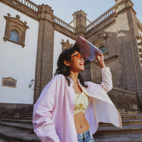 Vytvořte svrchní vrstvu z klasické košile. Stačí pod ni obléci zkrácené tričko, tílko či bandeau top jako na snímku z kolekce Clockhouse pro jaro/léto 2023 a máte připravenu perfektní kombinaci k džínám či džínové sukni.