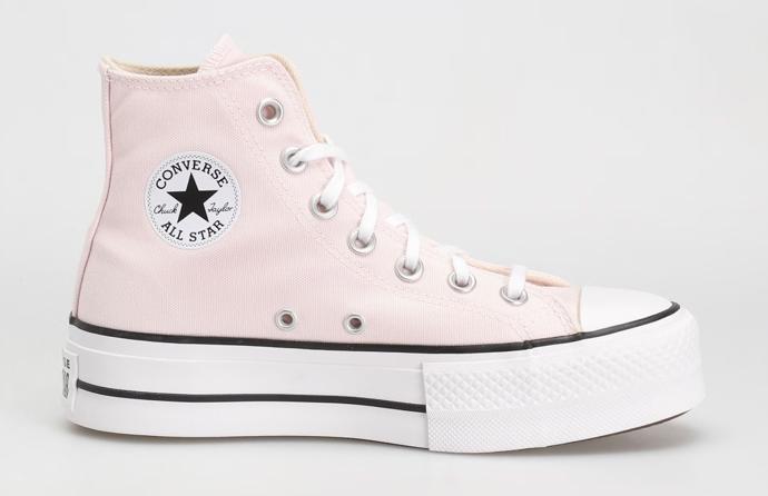 Vysokou platformou mohou být vybaveny i klasické tenisky. Nebojte se kotníčkového typu, noste je k například k úzkým nohavicím skinny střihu. Converse, 2 099 Kč