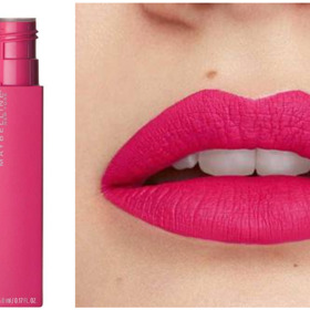Levnější variantou syté růžové může být nerozmazávající se dlouhotrvající tekutá rtěnka od Maybelline. SuperStay Matte Ink v odstínu 30 Romantic, 219 Kč