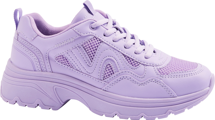 Něžné pastely, které do color blockingu zakomponovala i Victoria Beckham. To je Very Peri zhmotněná teniskami Graceland, Deichmann za 899 Kč.