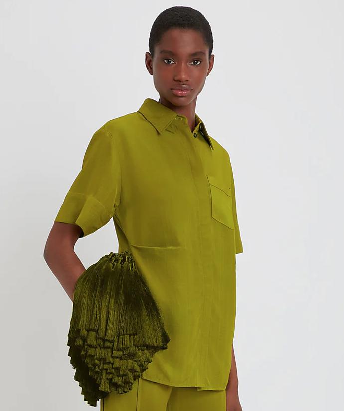 Kabelku velikosti mini nabízí ve svém eshopu Victoria Beckham v přepočtu za 28 400 Kč.