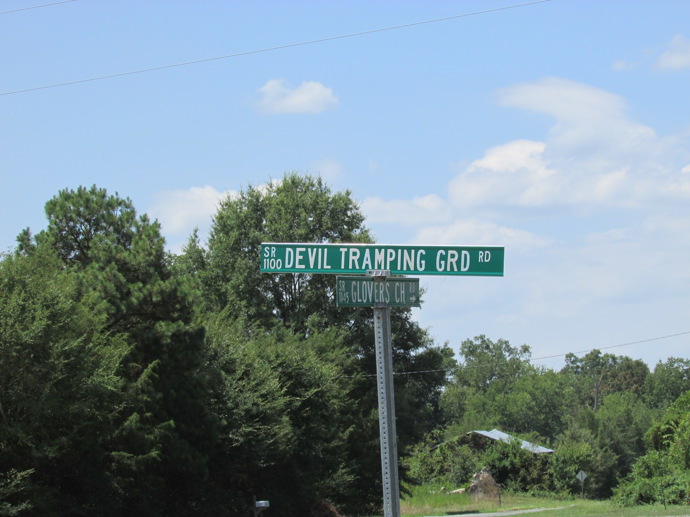 Devil's Tramping Ground v Severní Karolíně je čtyřicetimetrová mýtina, kde nic neroste. Vyhýbají se jí i zvířata. Proč? V noci na ní prý tančí sám Ďábel.