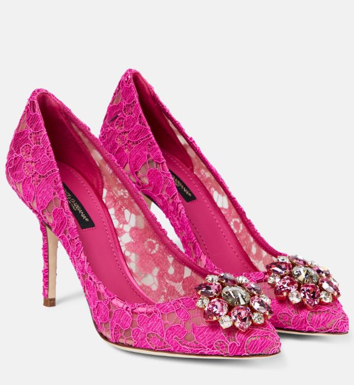 Návrhářský dům Dolce&Gabbana je svým okázalým stylem proslulý. Také u něj na špičkách střevíčků na čas zakotvila nepřehlédnutelná štrasová ozdoba. 15 490 Kč