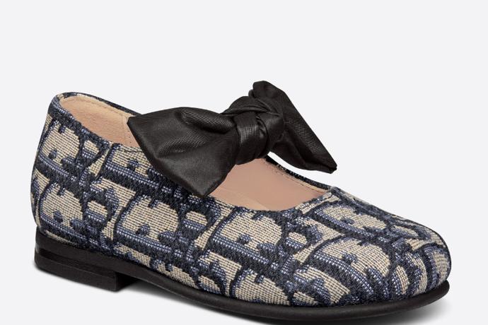 Botky od Diora můžete dopřát i svým ratolestem. Cena balerínek s mašlí je 10 000 Kč.