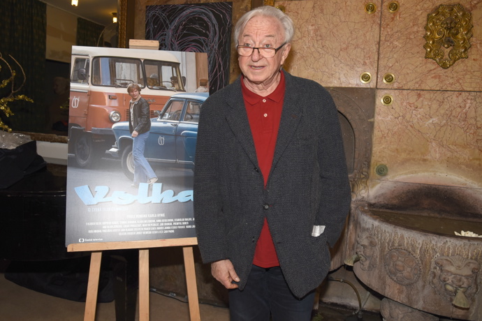 Byť je Jiří Lábus v důchodu, práce má stále nad hlavu. 