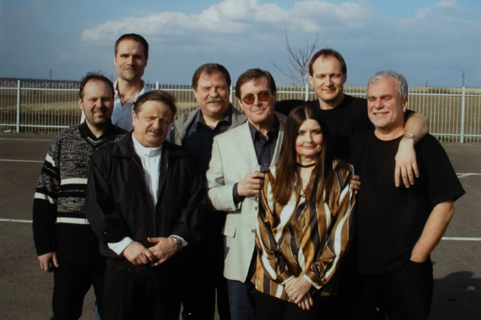 S kapelou Apollo Band a manželem Petrem Spáleným Miluška dodnes vystupuje, byť se sestava s roky pozměnila. 