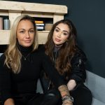 Pokerová hráčka Barbora Mlejnková (vlevo) chodila na koledu s kluky. Jen ji mrzelo, když jí teta nechtěla dát výslužku, protože je holka. 