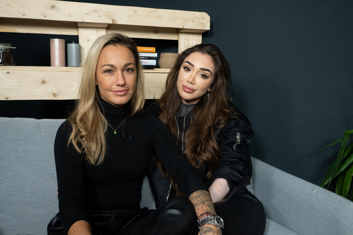 Pokerová hráčka Barbora Mlejnková (vlevo) chodila na koledu s kluky. Jen ji mrzelo, když jí teta nechtěla dát výslužku, protože je holka. 