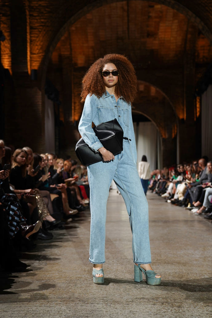 Doplňte materiálově sladěný outfit také džínovými detaily. Dodají mu další efektní prvek, aniž by příliš vyčnívaly. 