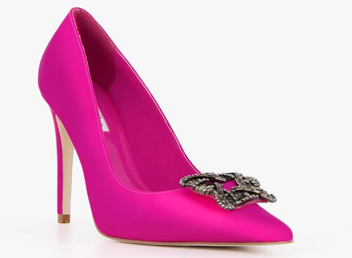 Model značky Dune London vsadil vedle osvědčeného designu také na aktuální barevný hit: odstín Viva Magenta. (1 890 Kč)