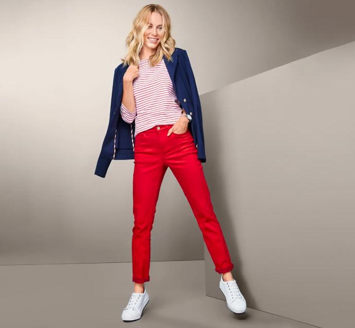 Červená není překážkou. Džíny v této výrazné barvě dovedou zapracovat na perfektním vzhledu nesmrtelné barevné trojkombinace. Tchibo, 799 Kč