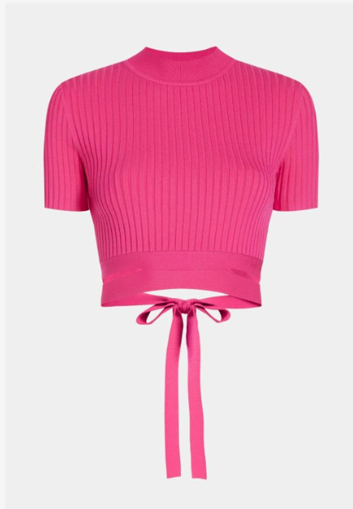 Zavinování, vázačky a jiné rafinované detaily tvoří výrazný prvek mnoha aktuálních trendů. Sluší i úpletovému crop topu Esprit za 1 999 Kč. 