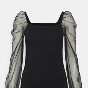 Nemusíte se vyhýbat ani aktuálnímu trendu – transparentním prvkům. Zvolte decentní variantu s průsvitnými rukávy topu Even&Odd (399 Kč) a kombinujte jej s vašimi oblíbenými kousky.