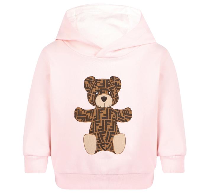 Pozadu nestojí ani značka Fendi. Také ona je známá svým ikonickým motivem, objevuje se tedy i na dětské řadě. Mikina s medvídkem stojí 17 600 Kč.