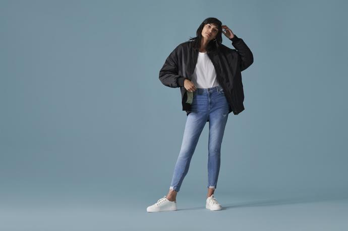 Naprostá klasika: bílé tričko, džíny a bomber. Tentokrát v černé oversize variantě s pastelově zelenou podšívkou. Nestárnoucí člen vaší módní výbavy. F&F, 1 090 Kč