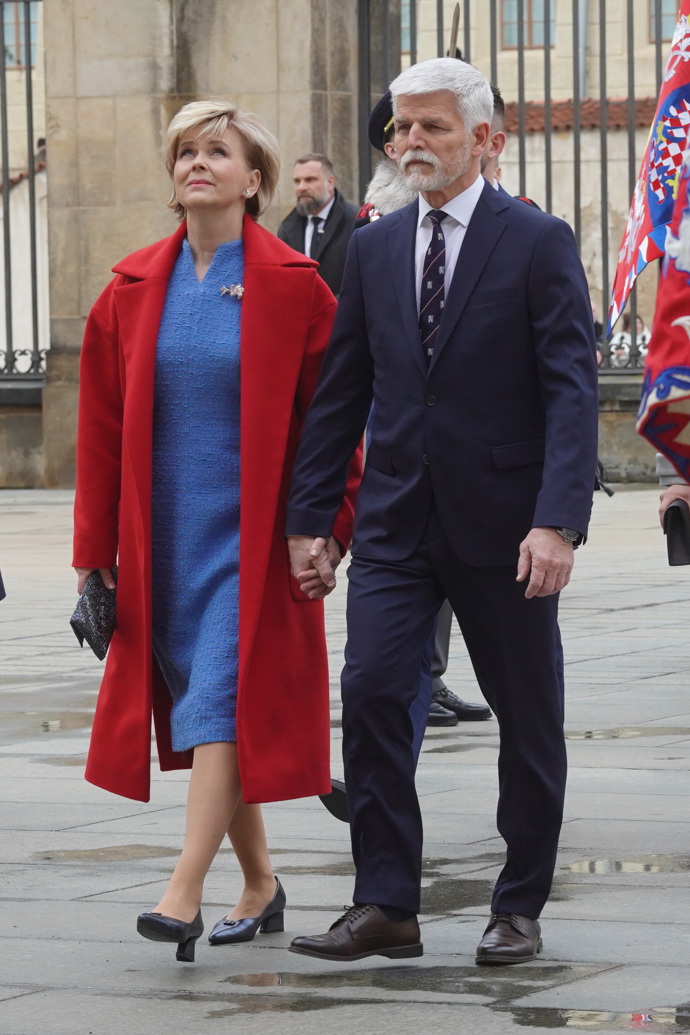 Eva Pavlová na březnové inauguraci svého manžela. Zazářila v sytě rudém kabátku a modrých šatech.