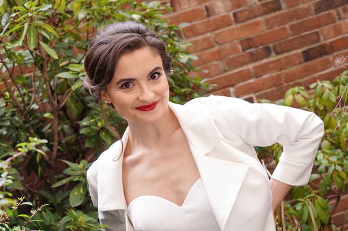 Eva, zde ještě s dlouhými vlasy, se v roce 2022 stala modelkou známého kadeřnictví a zkoušela si svatební účesy. 