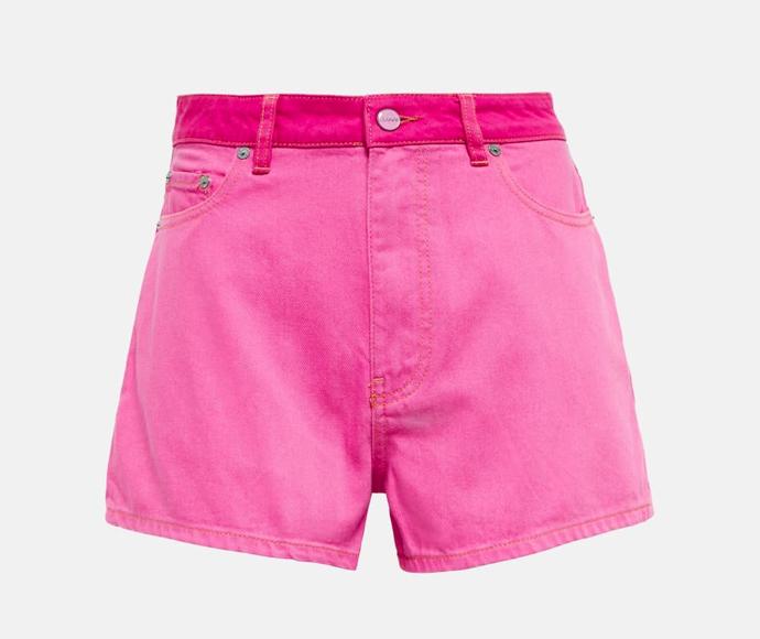 Dva syté odstíny růžové zdobí klasické džínové šortky s vysokým pasem značky Ganni. Cena: 4 200 Kč