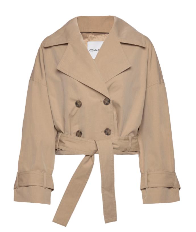 Trendy si nevybírají, bez váhání jim podléhají i tradiční a nadčasové kousky. Zkracování tak neminulo ani klasický trenčkot, který pro tentokrát končí už v pase, chybět nesmí ani nepostradatelná vázačka. Gant, 7 700 Kč