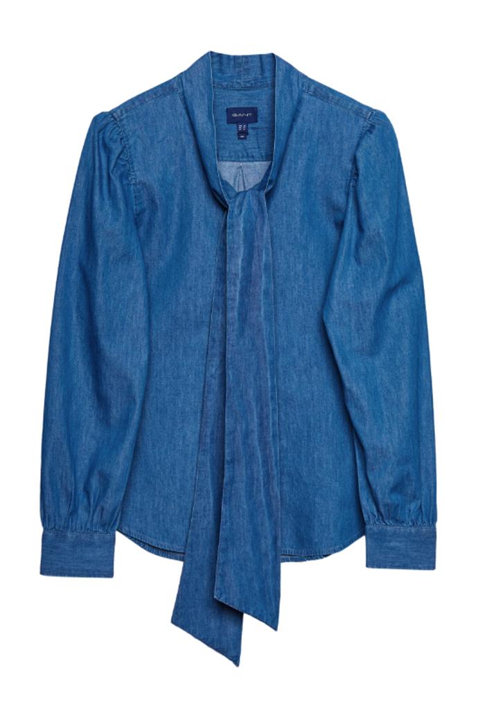 Prostor pro kreativitu přinášejí horní díly s přinechanou vázačkou. A pokud jsou navíc z denimu, jako tato blůza Gant za 2 100 Kč, nebudou často zahálet ve skříni. Smetanový komplet sukně a saka doplní novým neformálním prvkem, brzy ji ale zařadíte do mnoha dalších outfitů.
