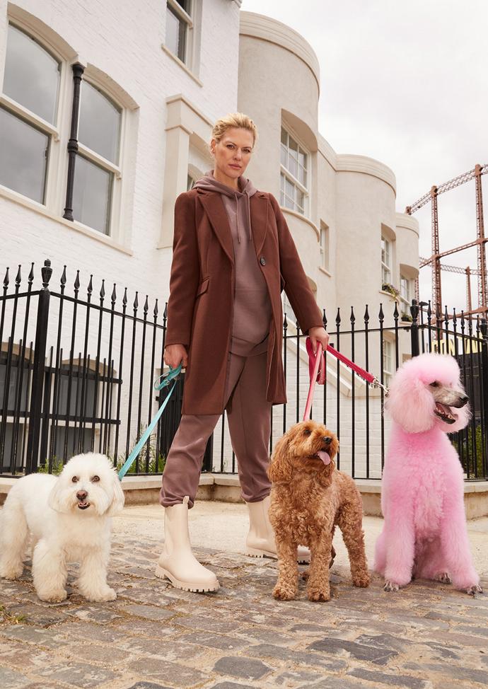 Teplákovka už není zatracovaným pojmem. Zkuste vyměnit tenisky za trendy nazouvací kotníčkové boty a s kabátem (George at ASDA) v podobné barevné paletě jako joggingová souprava vznikne look, který si den za dnem buduje pevnější pozici mezi klasickou módou pro celý den.