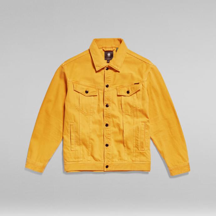 Zářivě žlutá džíska G-Star Raw boří mýty o unifikovaném vzhledu tohoto stěžejního džínového kousku. Cena: 5 479 Kč