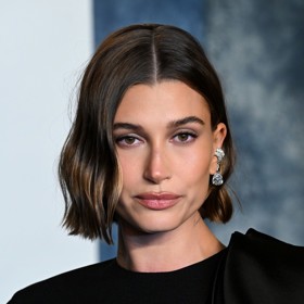 Nejlepší hodnocení si vysloužila Hailey Bieber s mikádem a skládanými vlnami. "U Bieber se všechno skvěle potkalo - vlasy, make-up i styling. Za mě nejlepší mikádo červeného koberce z udílení Oscarů," říká Honza Kořínek.