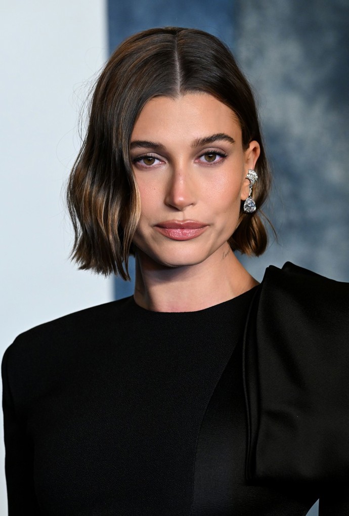 Nejlepší hodnocení si vysloužila Hailey Bieber s mikádem a skládanými vlnami. "U Bieber se všechno skvěle potkalo - vlasy, make-up i styling. Za mě nejlepší mikádo červeného koberce z udílení Oscarů," říká Honza Kořínek. 