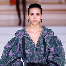 Mikina jako velká večerní? To je pojetí módního domu Carolina Herrera. Nechybí zip, výrazné stuhy stahující kapuci ani kapsy. A přesto je výsledek nadmíru elegantní.