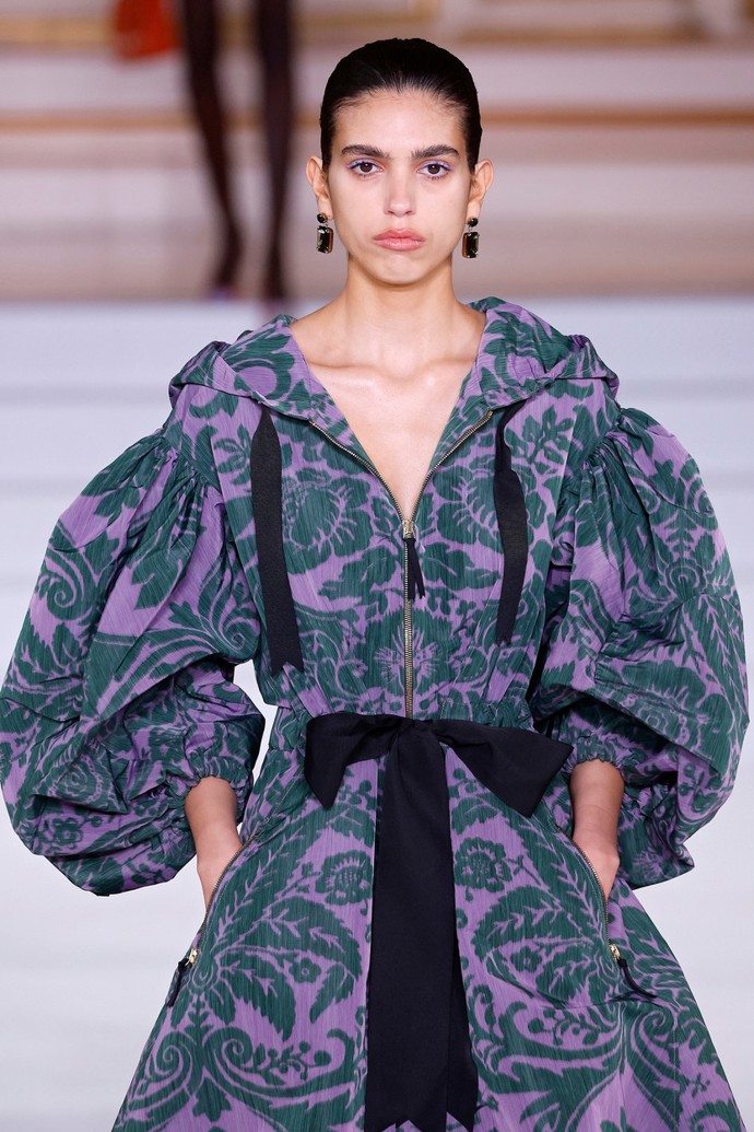 Mikina jako velká večerní? To je pojetí módního domu Carolina Herrera. Nechybí zip, výrazné stuhy stahující kapuci ani kapsy. A přesto je výsledek nadmíru elegantní.