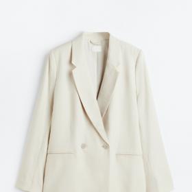 I klasické sako s delší fazonou můžete nosit netradičně – s páskem. Nezapínejte jej, využijte většího objemu a přepásejte subtilním druhem opasku. H&M, 949 Kč