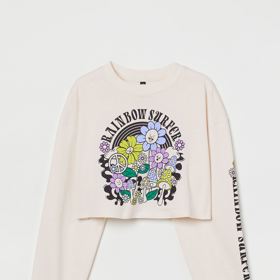 Trend zkracování neminul ani kousky s výraznými vzory či potisky. Tričko s dlouhým rukávem a nápadným dezénem, H&M, 349 Kč