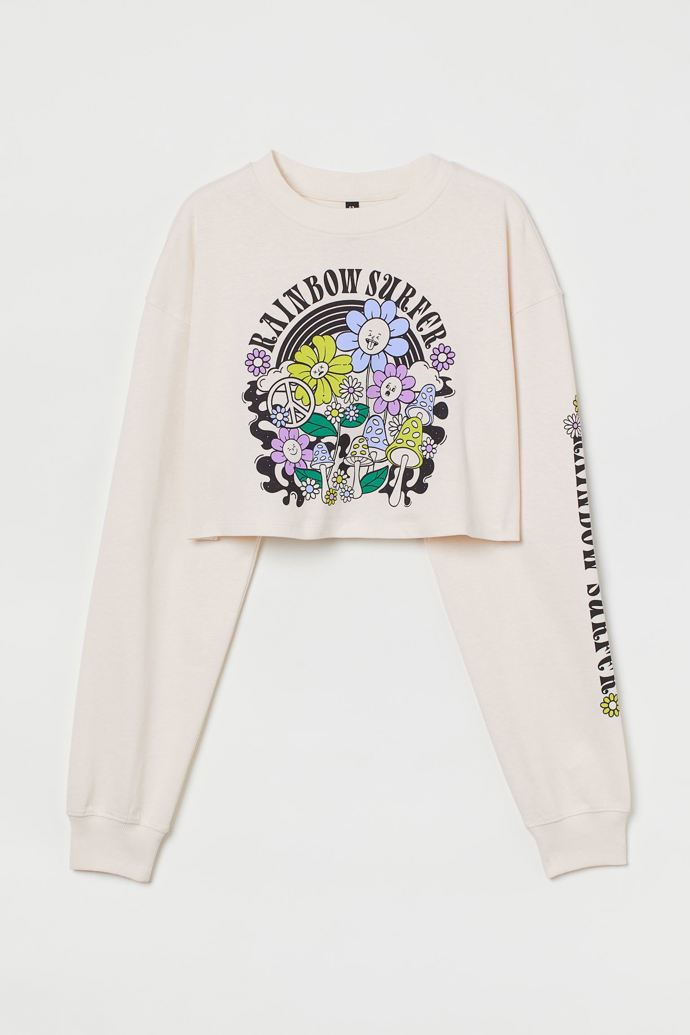 Trend zkracování neminul ani kousky s výraznými vzory či potisky. Tričko s dlouhým rukávem a nápadným dezénem, H&M, 349 Kč