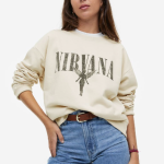 Klasické logo grungové legendy obsadilo vůdčí pozice i na mikinách. Krémový odstín skvěle zakomponujete i do jarního šatníku. H&M, 599 Kč