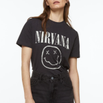 Legendární kapelu doprovází nehynoucí obdiv i dlouho po smrti jejího frontmana Kurta Cobaina. Logo ovládlo letošní kolekci triček a mikin v řetězci H&M. Cena: 299 Kč