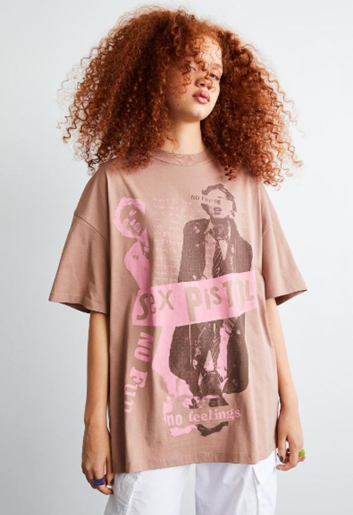 Nezvykle decentní zpracování punkové legendy v pastelových barvách nabízí H&M za 349 Kč.