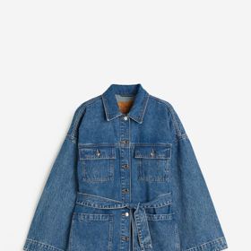 Vedle klasické "džísky" najdeme v nabídce denimových kousků také tzv. shacket čili košilové bundy. Model H&M (899 Kč) s vázačkou a širokými rukávy bez manžet najde uplatnění v elegantních džínových variacích.