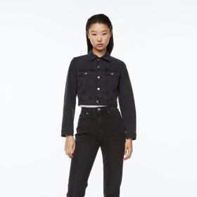 Pokud holdujete černé, nabízí se podobný styling v jedné barvě v poněkud ležérnějším duchu. Zkuste džíny typu straight legs a nezapomeňte na vyšší pas. H&M, 849 Kč