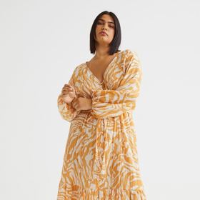 Krepové kaftanové šaty nabízí H&M až do velikosti 4XL. Cena 949 Kč