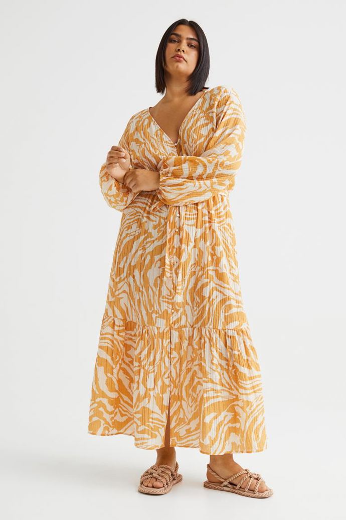 Krepové kaftanové šaty nabízí H&M až do velikosti 4XL. Cena 949 Kč