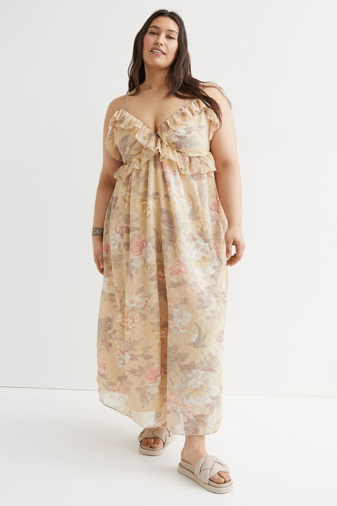 Světle béžové krepové šaty nabízí H&M až do velikosti 4XL. Cena 999 Kč