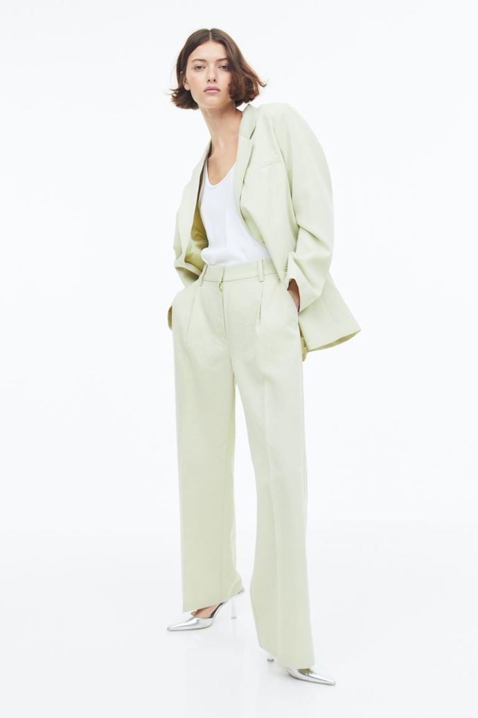 Pokud si nepotrpíte na křiklavé tóny, zkuste umírněnější pastelové varianty. Pokud je doladí třpytivé střevíčky, očekávejte podobně úchvatný výsledek. (H&M)