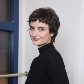 Herečka Eva Podzimková musela mít v seriálu Sedm schodů k moci dublérku na erotické scény.