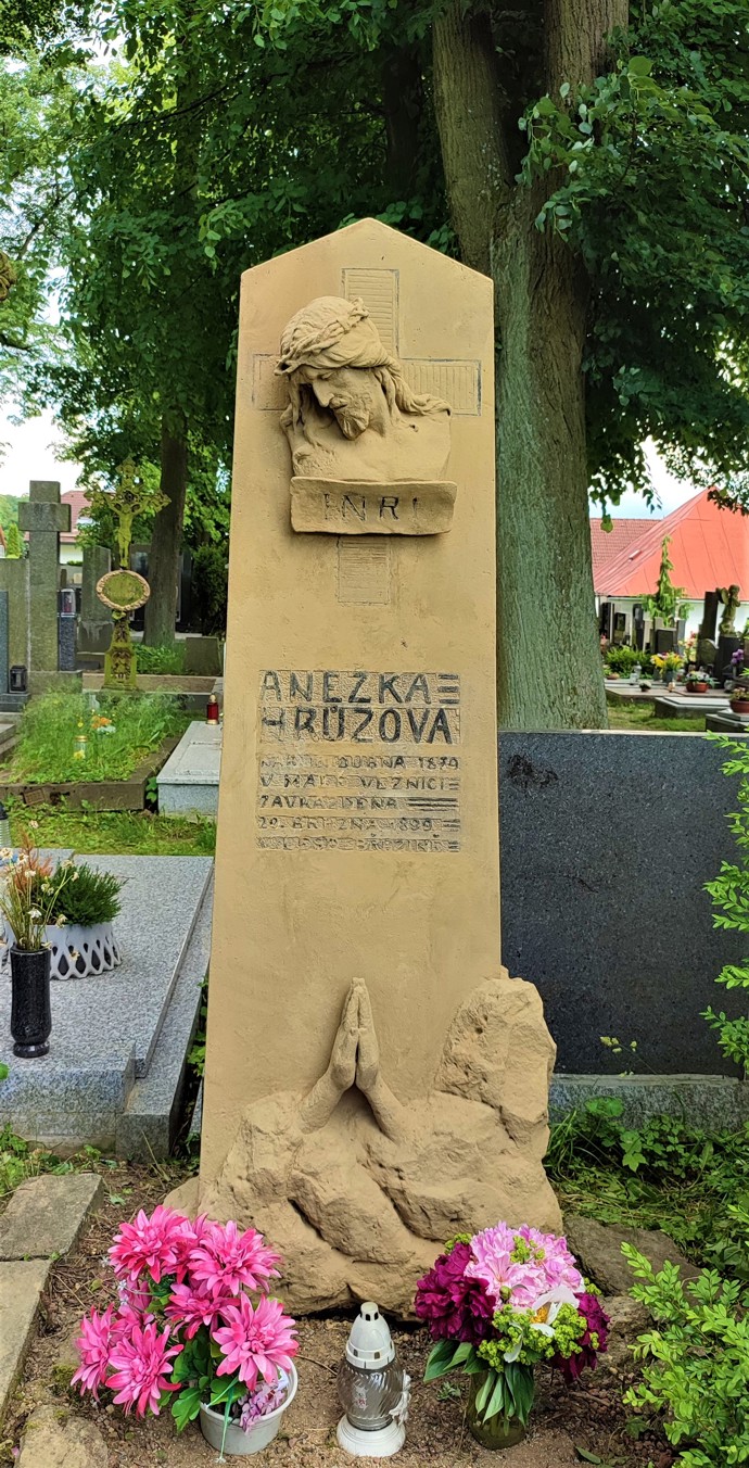 Hrob Anežky Hrůzové je v Polné u kostela svaté Barbory.