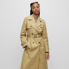 Trenčkot nesmí chybět ani v portfoliu nadčasových kousků značky Hugo Boss. Cena: 9 800 Kč