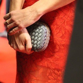 Ta vynesla psaníčko značky Bottega Veneta v hodnotě 65 000 korun.