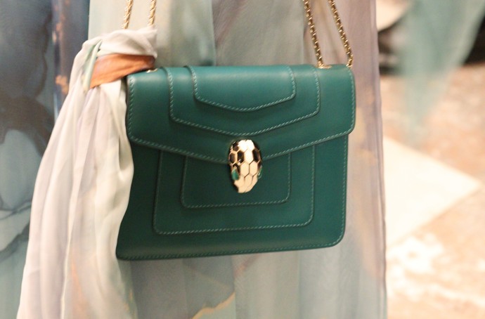 Kabelka Lilie Khousnoutdinové je značky Bulgari a vychází na 83 000 korun.