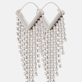 Chcete také zazářit? Pořiďte si vlastní oslnivý pár. Zaujmou vás při výběru například zkosené tvary závěsných náušnic Isabel Marant za 6 960 Kč?